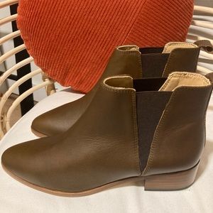 Brown Leather Nisolo Chelsea Boots.